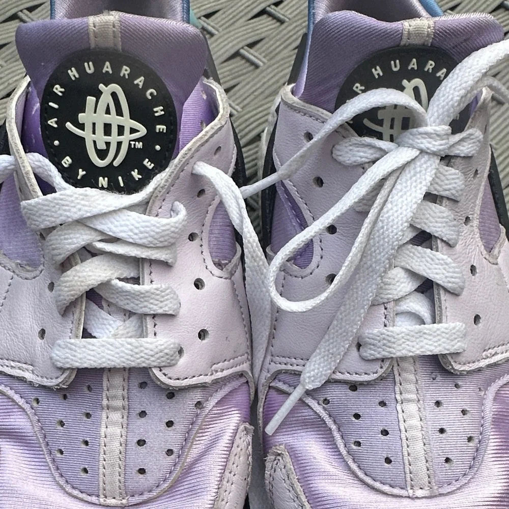 Nike Women’s Huarache Sneakers in Light Lavender and White